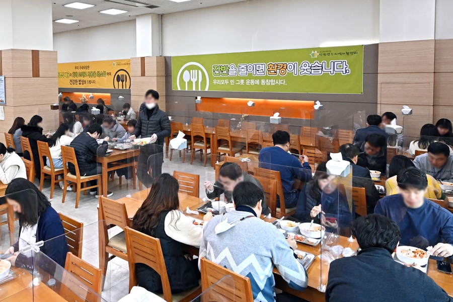 연수구가 친환경 자원순환 청사 조성을 위한 청사 내 음식물류폐기물 제로화 사업의 일환으로 구청 공무원을 대상으로 음식물 남기지 않기 챌린지를 진행한다.